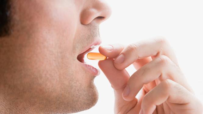 Neem jij je pillen rechtopstaand in? Er is een lichaamshouding die (minstens) dubbel zo snel werkt