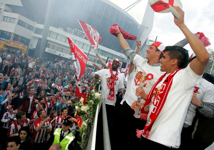 De PSV-selectie op de platte kar tijdens de huldiging in 2008