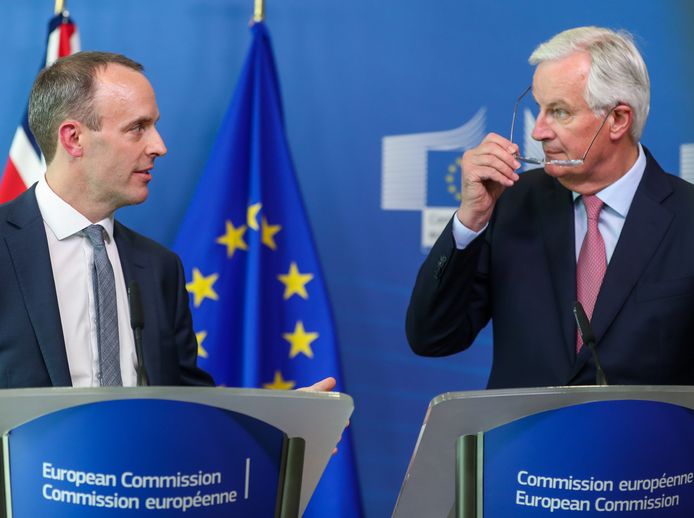 Dominic Raab (L) en Michel Barnier (R).