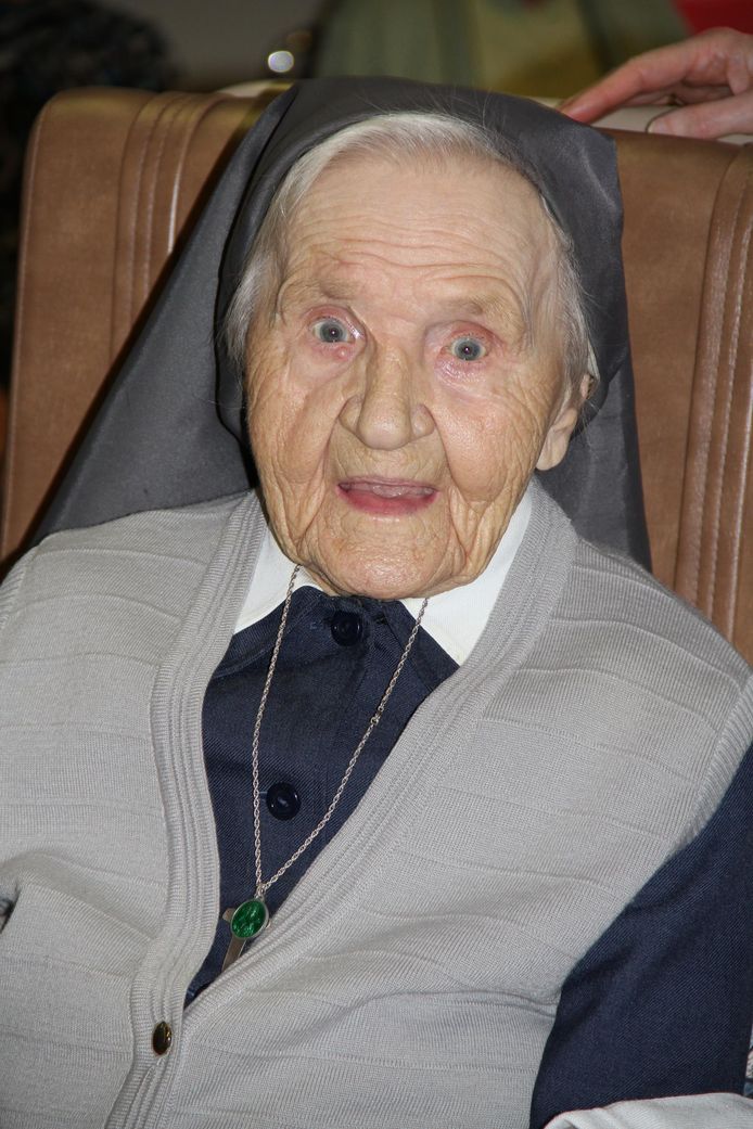 Zuster Rosa of Julia Thevelein.