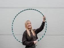 Kleurrijke hoepels van Sharon (29) zijn hot: ‘Je kunt zelfs hoepelen en tv kijken’