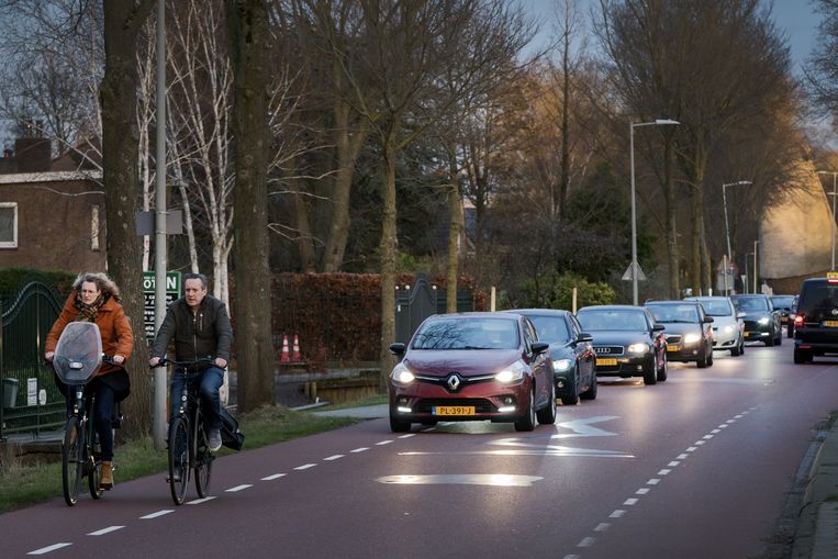 Drukte op de Sloterweg. De weg is vooral voor fietsers onveilig door het vele sluipverkeer. Beeld ANP