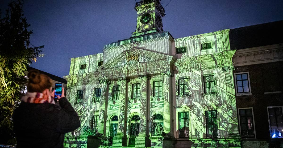 Sprookjesachtig dwaalspoor van licht door historische binnenstad van