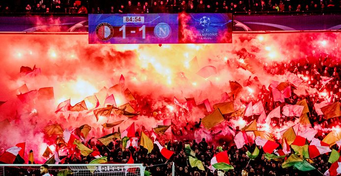 De vuurwerkactie van de Feyenoord-supporters in de slotfase tegen Napoli (2-1 winst).