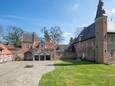 Het concert vindt plaats op het binnenplein van Kasteel Tielenhof