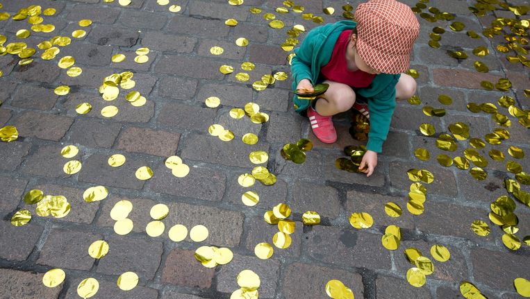 Deze promostunt met gouden confetti ten spijt stemden de Zwitsers tegen een basisinkomen. Beeld EPA