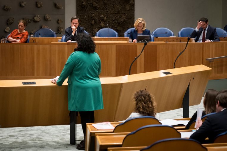 BBB-leider Caroline van der Plas voert het woord tijdens het debat over de uitslag van de Provinciale Statenverkiezingen. Met minister Carola Schouten (ChristenUnie), premier Mark Rutte (VVD) en de ministers Sigrid Kaag (D66) en Wopke Hoekstra (CDA). Beeld David van Dam