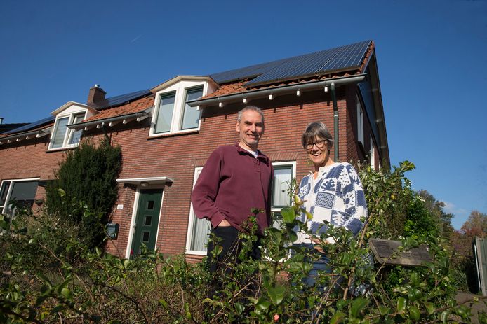 Wiebe Poppe en Janneke Helleman hebben hun woning verduurzaamd en energieneutraal gemaakt.
