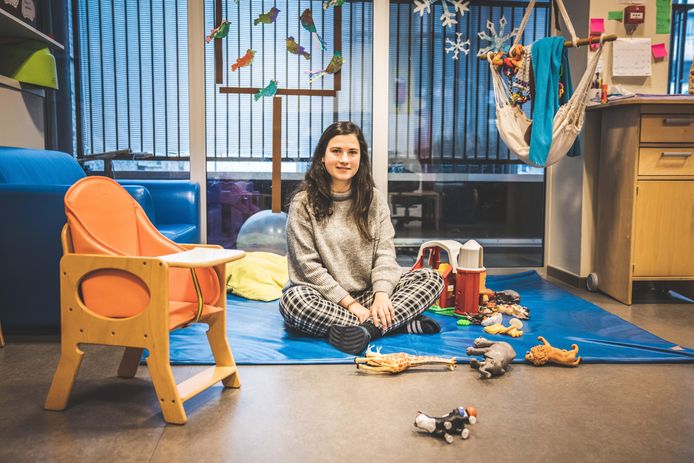 Liselot Lievens, aan de slag als kindervezorgster in het kinderdagverblijf Heymans van de universiteit Gent
