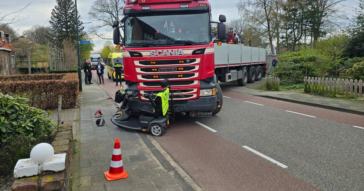 Man in scootmobiel gewond bij aanrijding met vrachtwagen.
