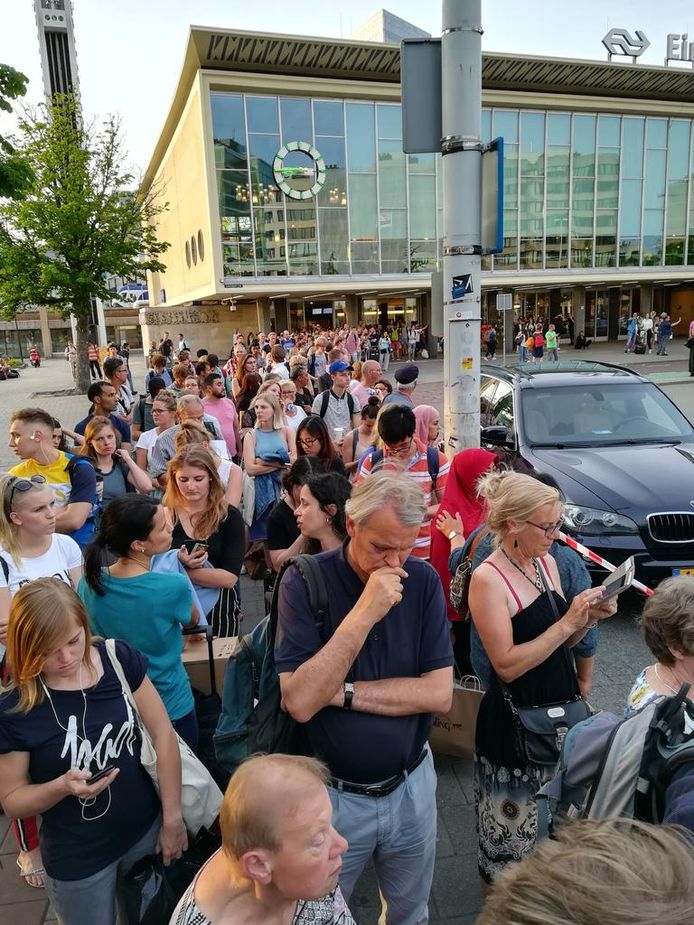 Lange rijen voor de NS-bussen op station Eindhoven, nadat maandagavond de treinen uitvielen door een wisselstoring.