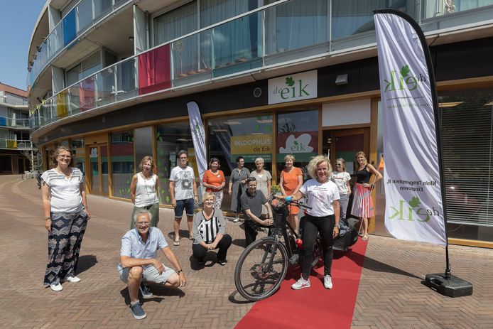Medewerkers van Inloophuis De Eik in Eindhoven in juni tijdens een sponsoractiviteit van Evelien van der Werff (r), die langs alle 75 inloophuizen in Nederland fietst. (archieffoto)