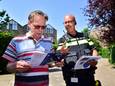 Bewoner Frans Vis krijgt een folder overhandigd door wijkagent Hassan Nagih.