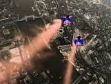 Skydivers vliegen door iconische Tower Bridge in Londen