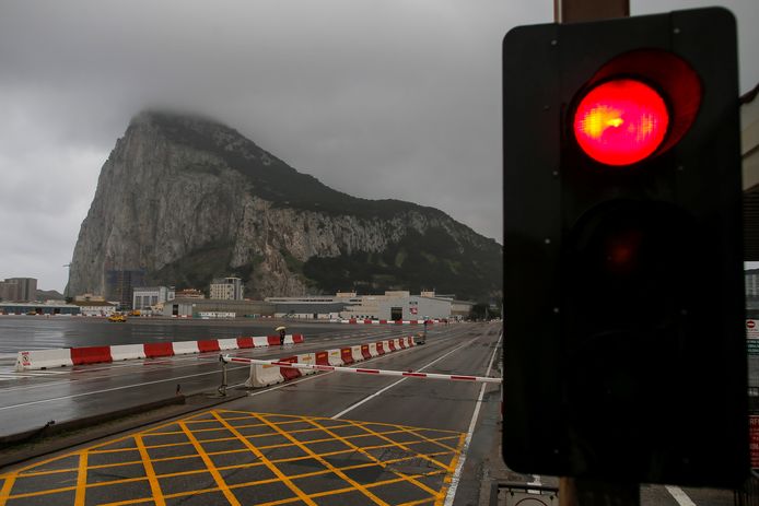 Een stoplicht aan de grensovergang tussen Spanje en Gilbraltar.