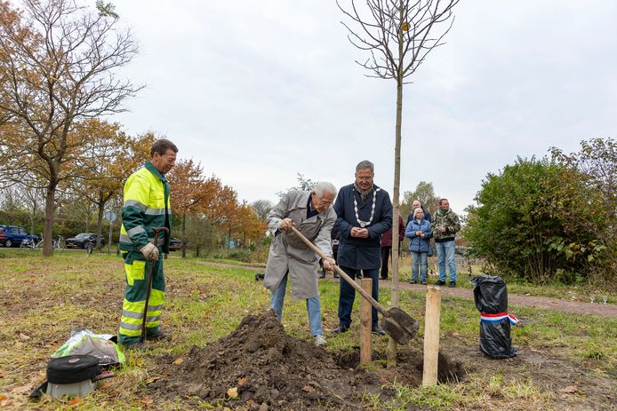 Stoffel Boot plant zijn boom samen met burgemeester Gerard Rabelink