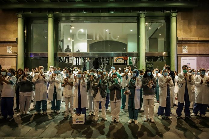 Het personeel van het ziekenhuis in Barcelona komt elke avond om 20 uur op straat om het applaus in de straten te horen weerklinken.