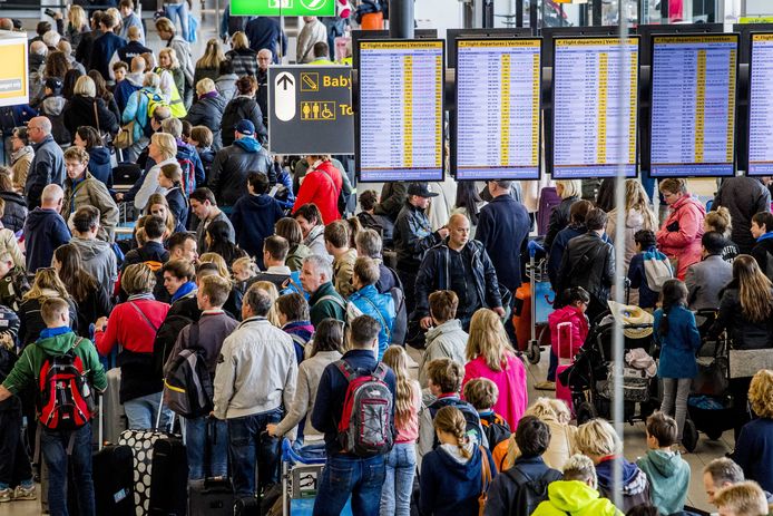 Drommen reizigers op luchthaven Schiphol. Ruim honderd KLM-passagiers misten dit weekend hun vlucht.