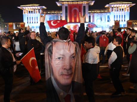 Alleenheerser Erdogan blijft aan de macht in een hevig verdeeld land