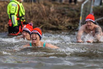 Heel eventjes in water van 8,1 graden bij Willemstad