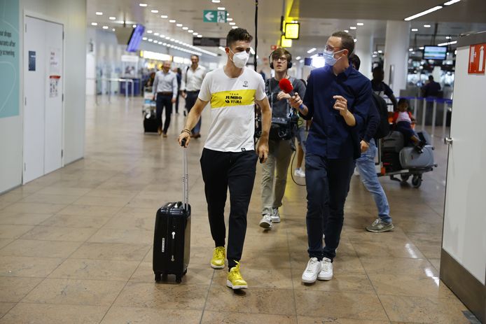 Wout van Aert bij VTM-journalist Klaas Dewyngaert op Zaventem voor zijn vertrek.