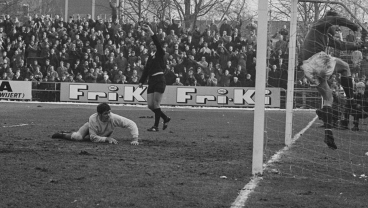 Hoppenbrouwer kent een doelpunt toe aan GVAV in een wedstrijd tegen DWS in 1969. Beeld anp