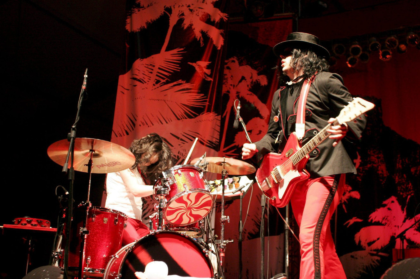 White stripes army. The White Stripes концерт. White Stripes Live. The White Stripes - дуэт. White Stripes 2005.