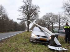 Auto rijdt lichtmast uit de grond op N65 bij Vught