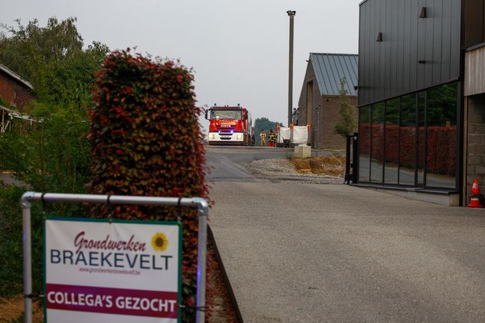 De brandweer op de site van grondwerken Braekevelt in Tielt.