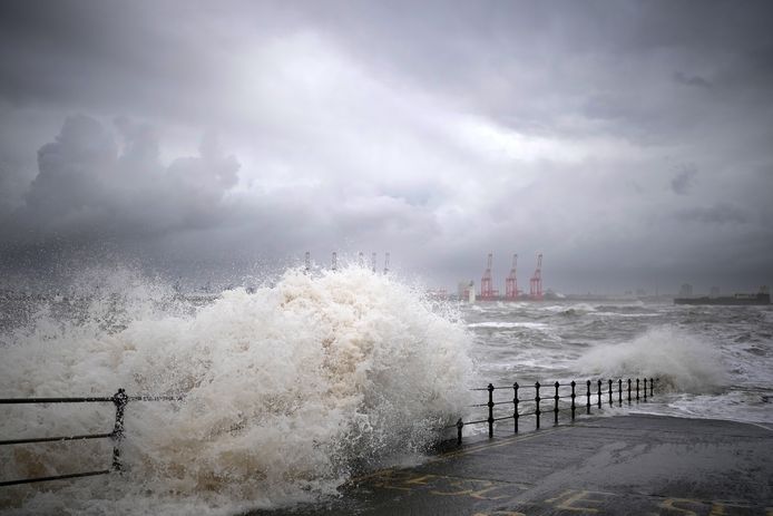 In het Verenigd Koninkrijk zorgde Eunice voor flinke schade en overlast, maar waterschappen in Oost-Nederland blijven kalm onder de dreiging van de storm.
