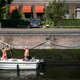 Zomerdrukte bij de krappe sluis: een vermakelijk schouwspel