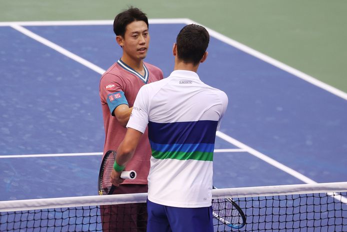 Nishikori en Djokovic schudden elkaar de hand.