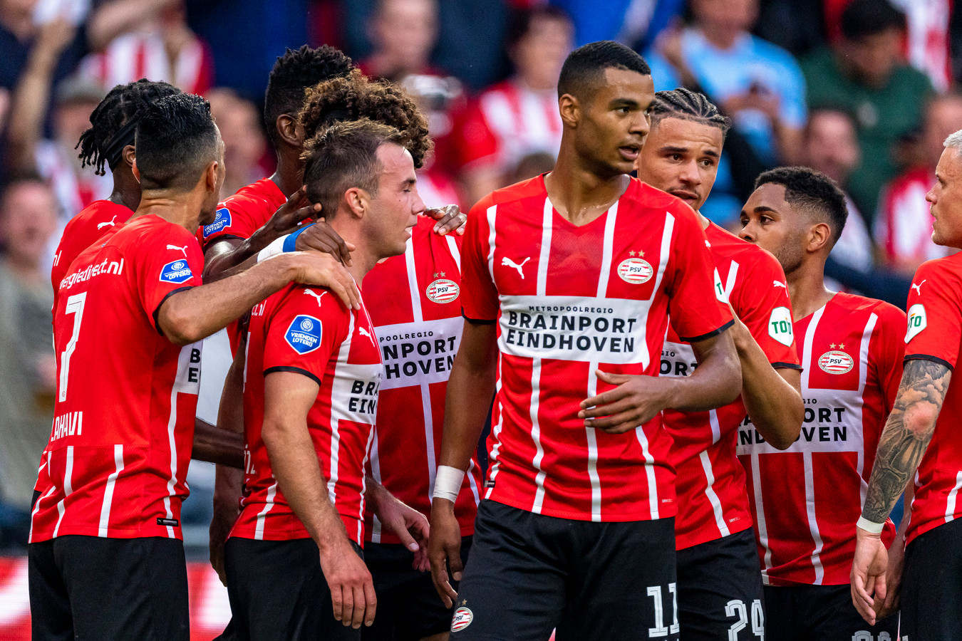 Psv van een uitdager naar d uitdager in de titelstrijd foto