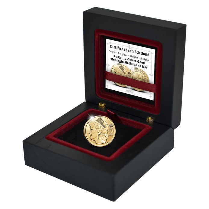 Een blik op de gouden herdenkingsmunt.