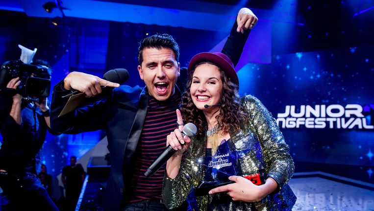Winnaar Shalisa met Jan Smit tijdens de finale van het Junior Songfestival uitgezonden door de NPO. Beeld anp