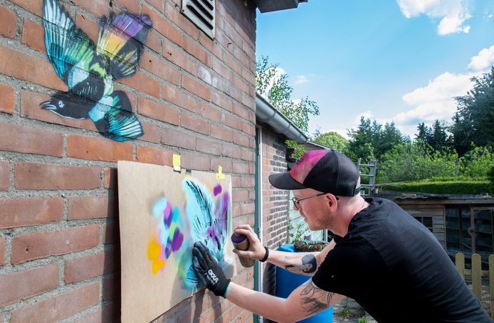 Xander van Soelen spuit op verzoek een afbeelding van een ekster op je muur.