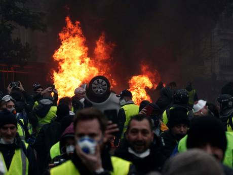 Franse regering komt ‘gele hesjes’ tegemoet maar vreest geweldsgolf