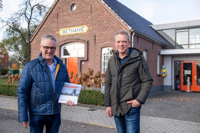 Herman Bosman (links, voorzitter buurtvereniging) en Geert Stevens (voorzitter Kulturhus Dijkerhoek) met de startnotitie waarmee een aanzet wordt gegeven tot een toekomstbestendige gemeenschap.