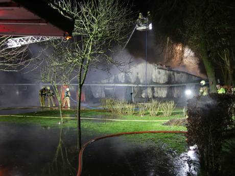 Grote brand legt kippenschuur in Hellendoorn in de as
