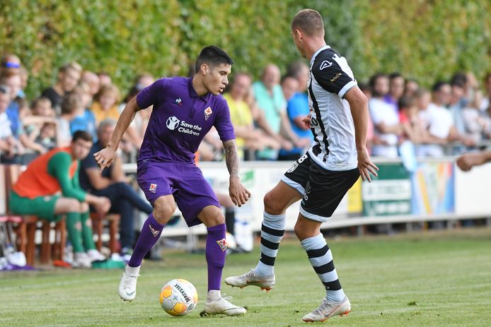 Kevin Diks tijdens een oefenduel tussen Fiorentina en Heracles.
