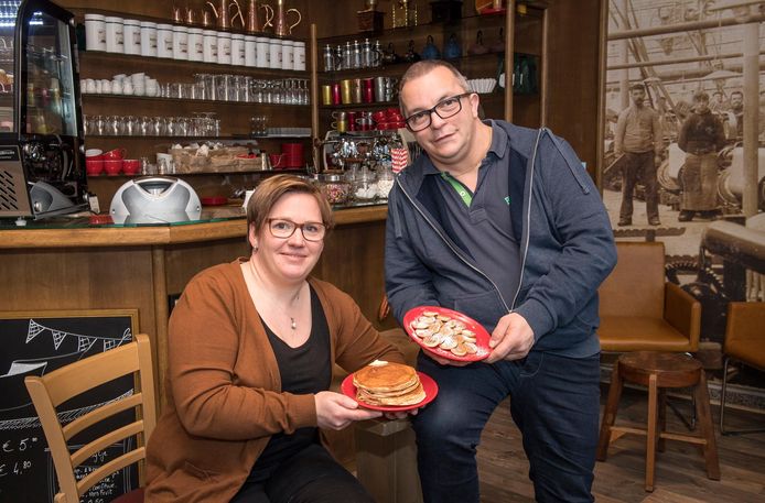 Uitbaters Marijke Paelinck en Gunther Maes met een staaltje van hun ruime assortiment.