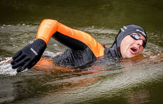Zwemmer Maarten van der Weijden onderweg tijdens zijn monstertocht langs de elf Friese steden.
