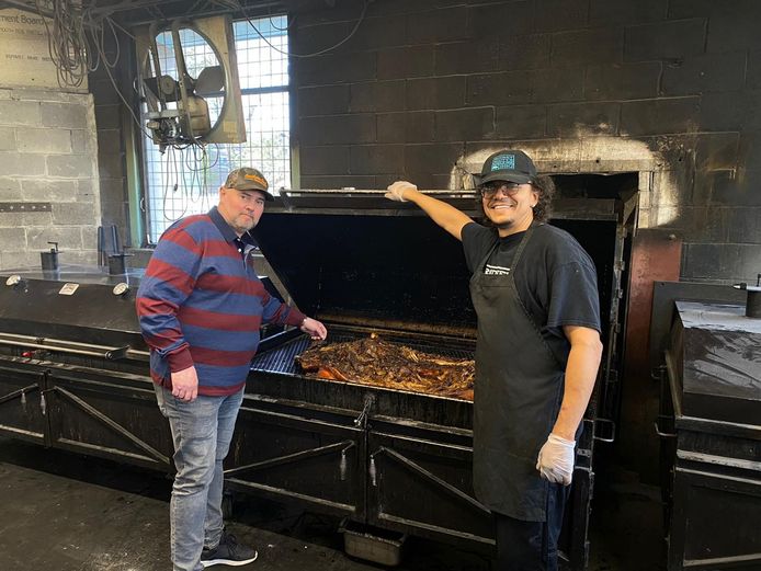 Bij Pit Master Wayne Mueller mocht Marc meehelpen bij het bereiden van hun beroemde brisket.