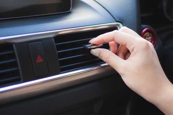 Autokenner Tony Verhelle legt uit hoe je de airco in de wagen optimaal benut: “Overdrijf nooit, want dan ontstaan er thermische schokken die nefast zijn voor jezelf en je wagen.”