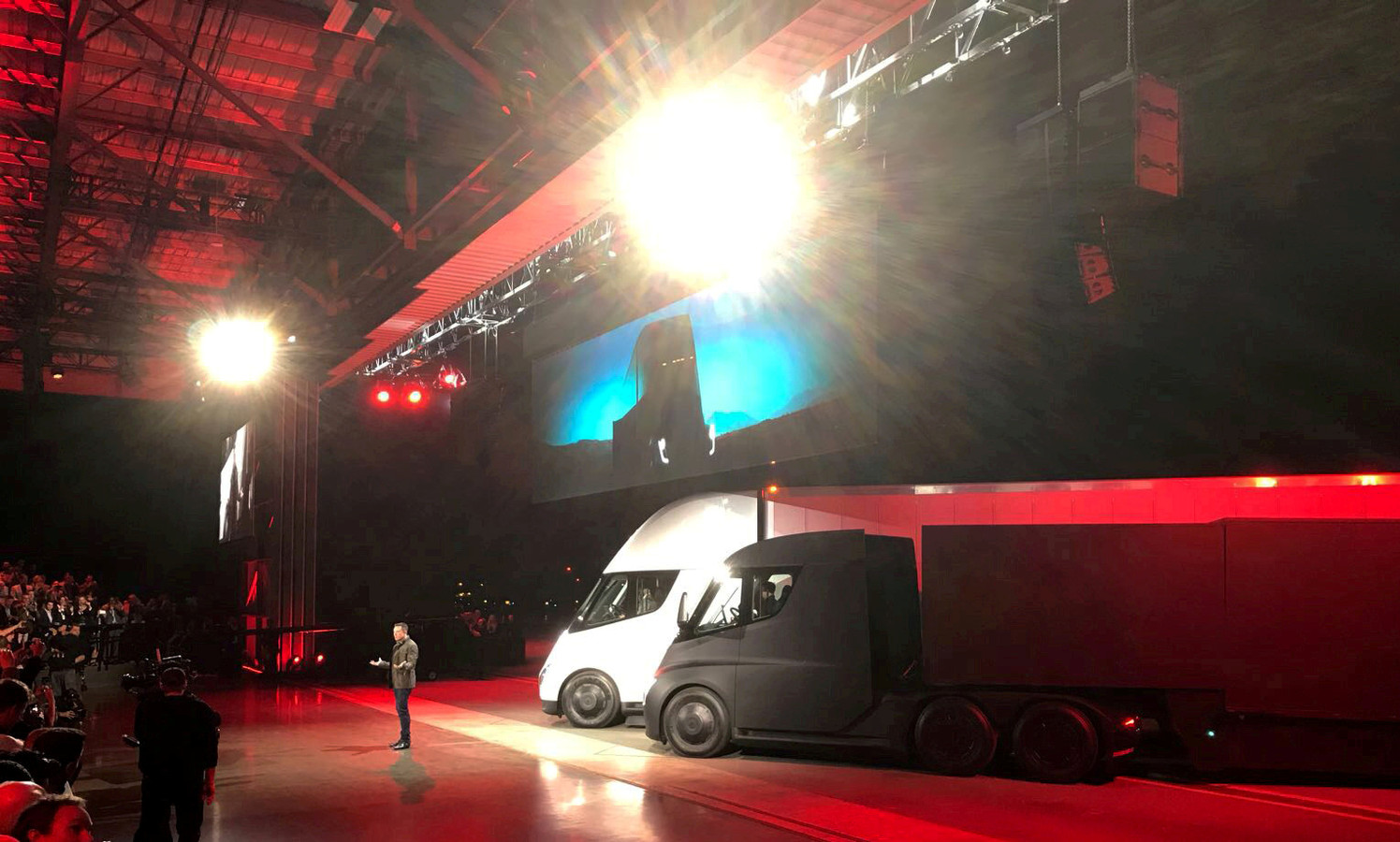 Tesla-ceo Elon Musk presenteerde de Tesla Semi in november 2017, sindsdien wachten klanten tot de elektrische vrachtauto wordt geleverd.