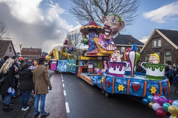 De winnende wagen van carnavalsvereniging de Saaie Piemels.