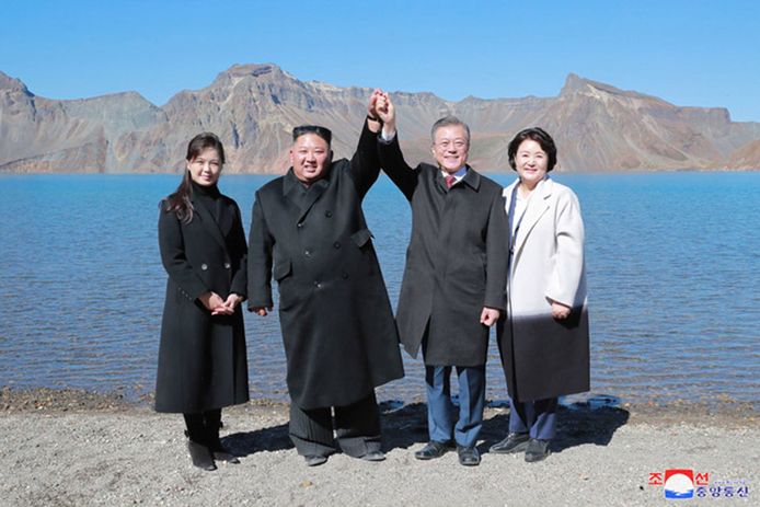 De Noord-Koreaanse leiderr Kim Jong-un en de Zuid-Koreaanse president Moon Jae-in en hun echtgenotes.