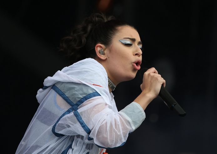 Charli XCX op het podium tijdens het Glastonbury Festival .