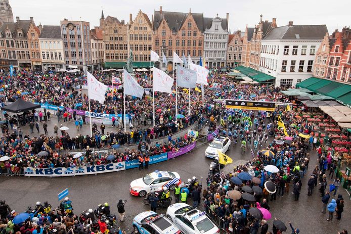 Archiefbeeld. De start van de Ronde van Vlaanderen lokte twintig jaar geleden een massa volk naar de Markt van Brugge.