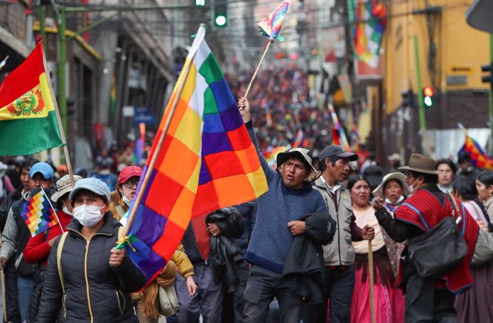 Aanhangers van Morales trokken gisteren opnieuw de straat op in La Paz. Daarbij dragen ze de Wiphala, de vlag die de inheemse gemeenschappen van de Andes symboliseert.